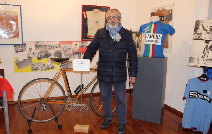Angelo Santambrogio in posa con i ricordi del fratello Giacinto