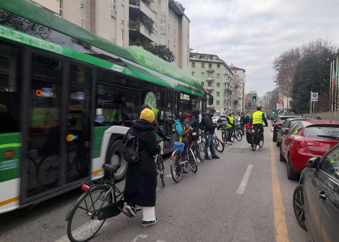 Milano, «le ciclabili appartengono alle bici». Flash mob per una città a 30 all’ora