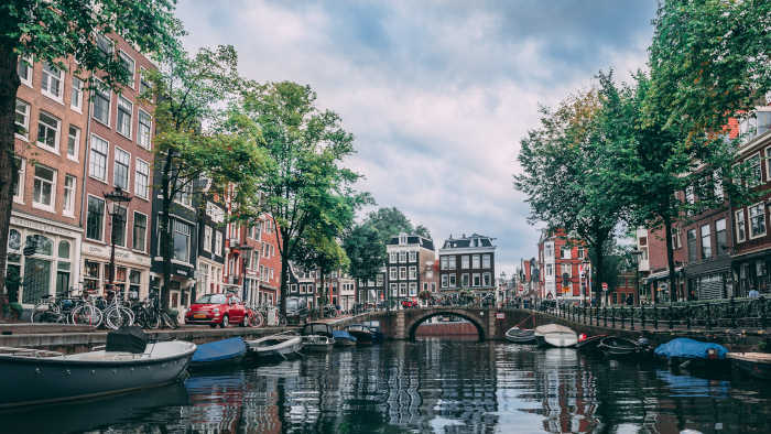 Amsterdam, un parcheggio sotto l’acqua per 7.000 biciclette