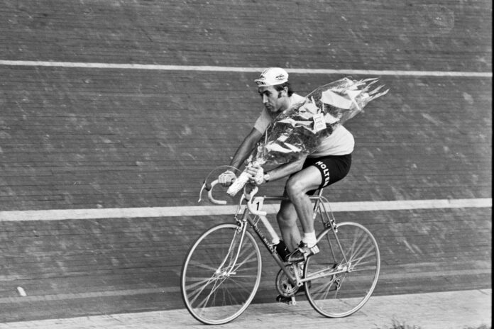 Una rara immagine di Eddy Merckx sulla pista del Vigorelli
