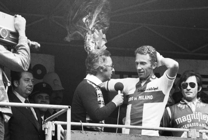 Gianni Motta premiato da Adriano De Zan a Milano nell'ultima tappa del Giro 1974