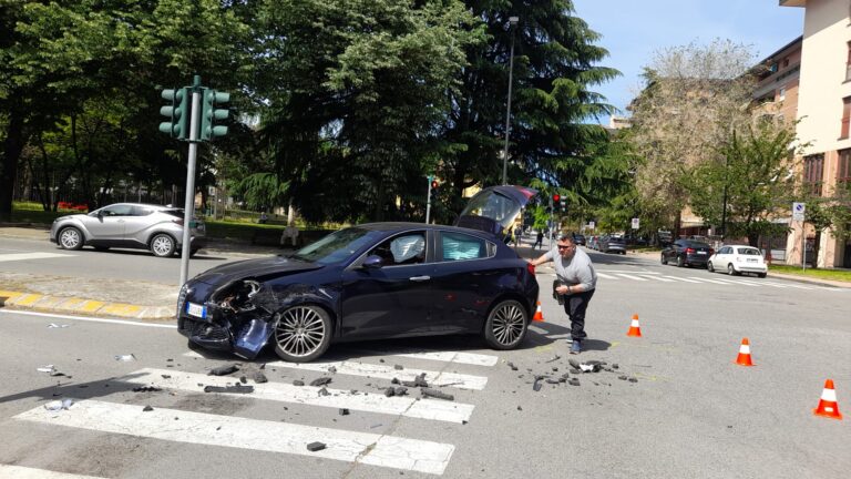 Cinisello Balsamo, incidente auto in piazza Italia