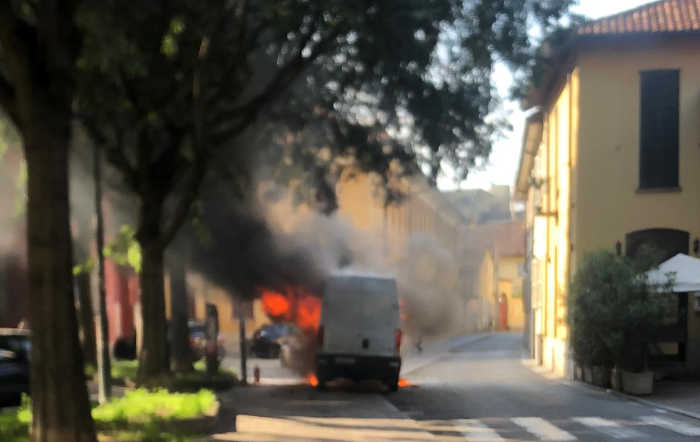 Paderno Dugnano, brucia furgone in pieno centro