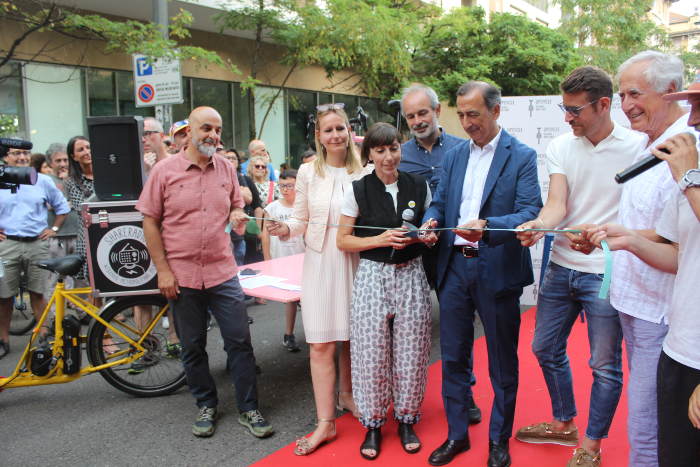 Milano, il sindaco Sala ‘In punta di sellino’ per la festa dei “ciclismi” (VAI ALLE FOTO)