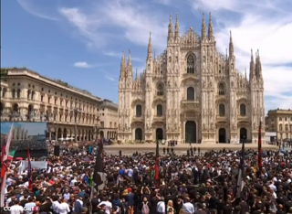 Milano, funerali Berlusconi: l’abbraccio di un popolo. Delpini: “L’uomo ora incontra Dio”