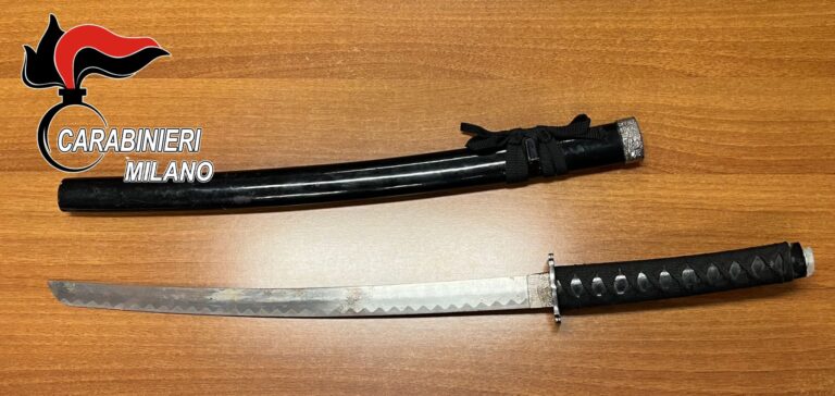 Cinisello Balsamo, con una katana seminava il panico davanti a un supermercato. Arrestato
