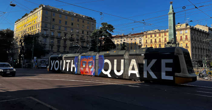 Comunicazione: Youthquake lancia una campagna integrata OOH e Digital che cattura Milano, “Non il solito Tram Tram”