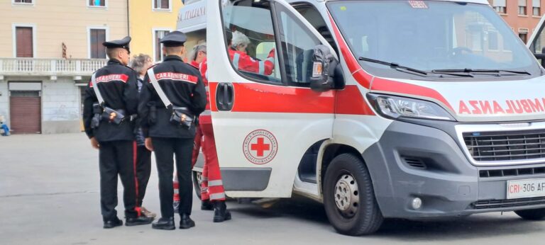 Cinisello Balsamo, 85enne sviene in piazza Gramsci: salvato dai Carabinieri