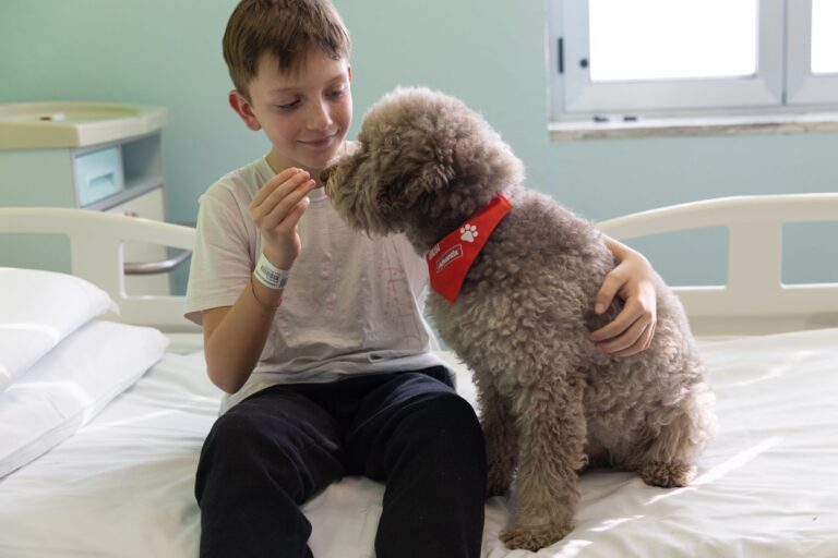 Milano, “Basta Una Zampa”: la dog pet therapy fa tappa alla pediatria del S. Paolo